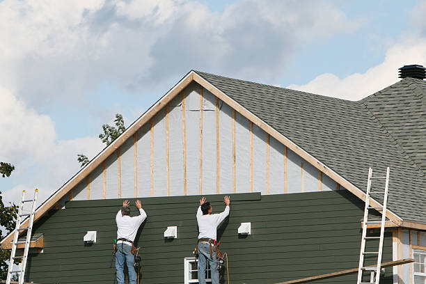 Professional Vinyl Siding technician working in Oak Park, IL
